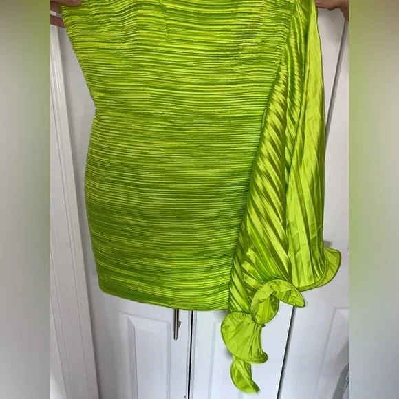 NWT Amur Keyleigh Ruched Off The Shoulder Size 12 Lime Green Strapless Dress  - thefunkyskunk.ie